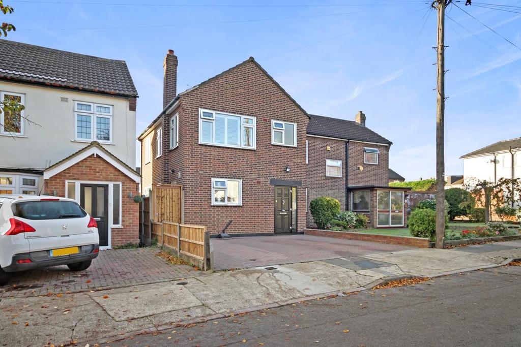 Clyde Crescent, Upminster 3 bed semidetached house £575,000