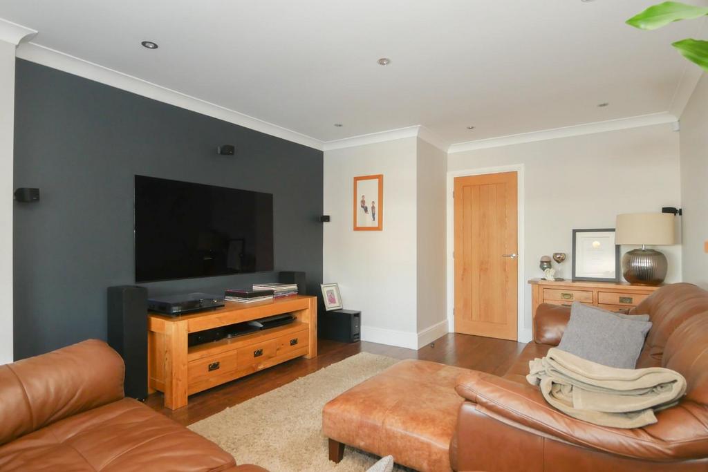 Thornhill Grove, Calverley, LS28 5PB 3 bed end of terrace house £370,000