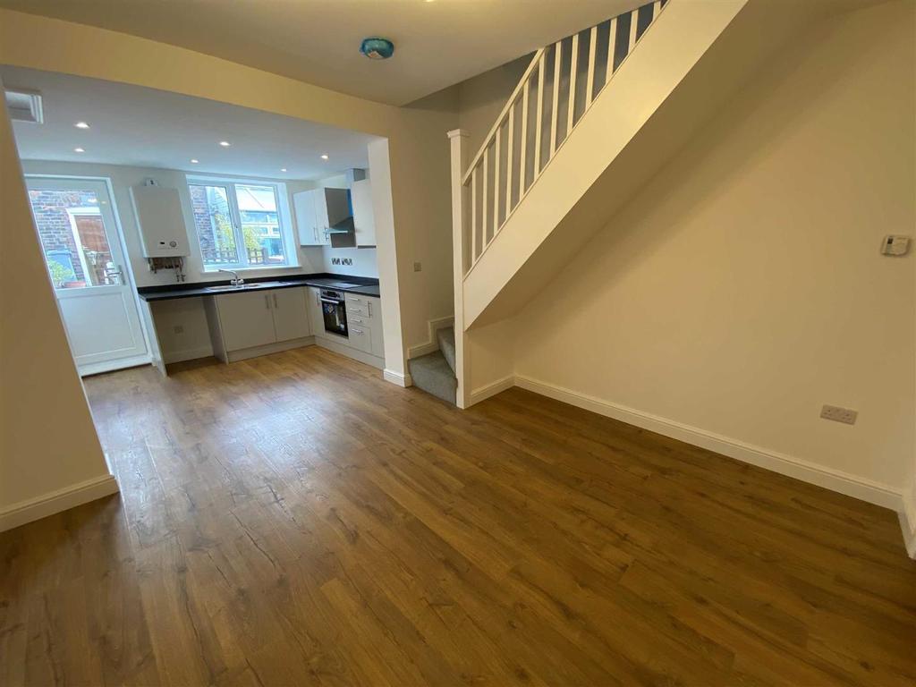 Hurdsfield Road, MACCLESFIELD 3 bed terraced house £1,100 pcm (£254 pw)