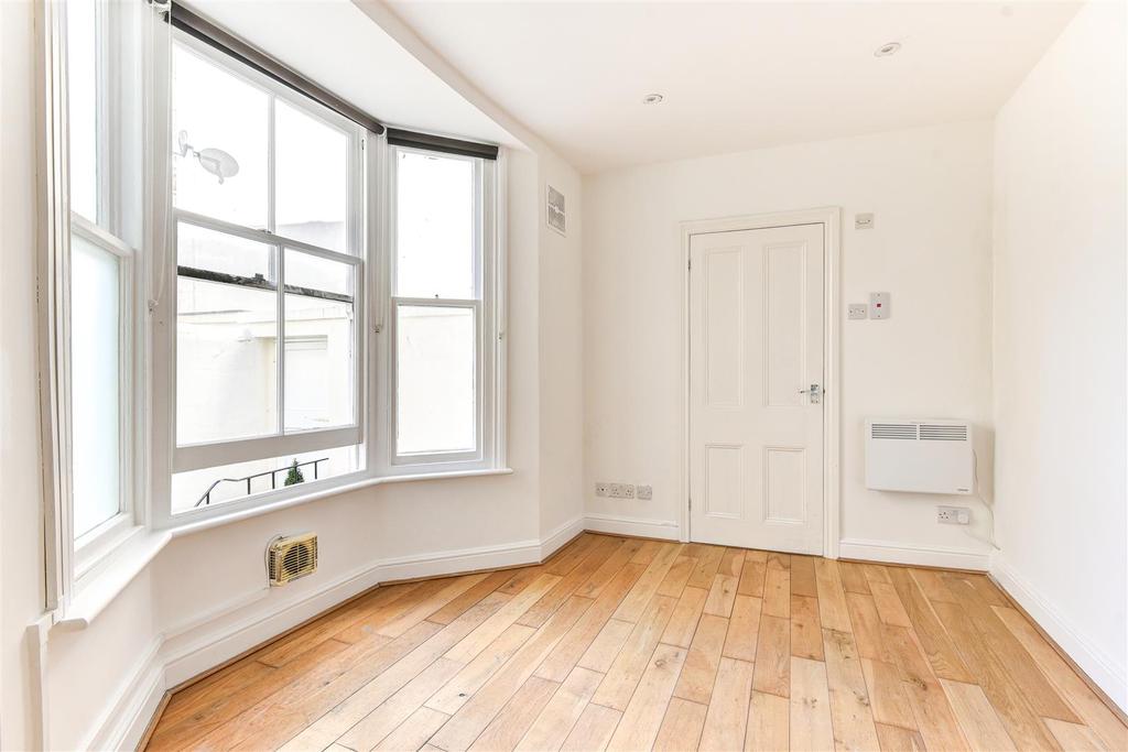 Lansdowne Square, Hove BN3 Studio £650 pcm (£150 pw)