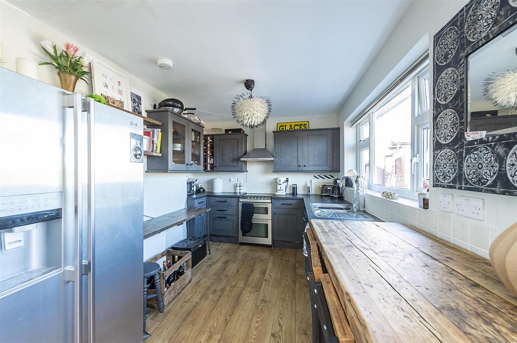 Rosebery Avenue, Harpenden 3 bed flat £735,000