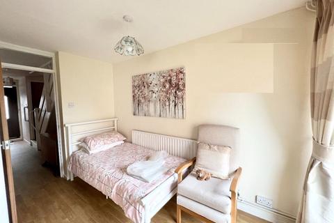 21 Honeysuckle Close, Romford, RM3 8XH