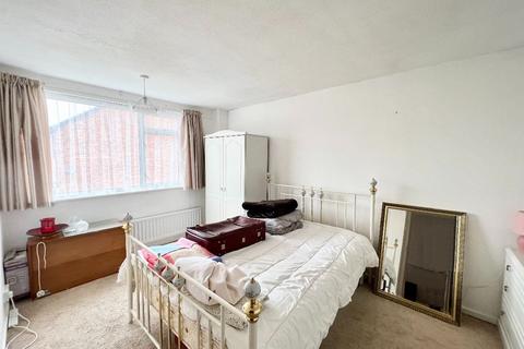 21 Honeysuckle Close, Romford, RM3 8XH