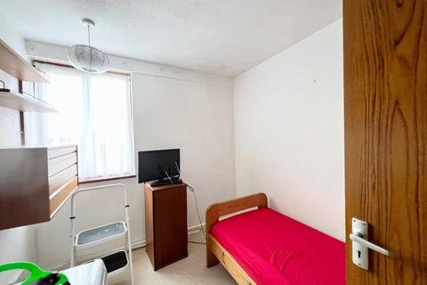 21 Honeysuckle Close, Romford, RM3 8XH