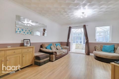 28 Brooklands Park, Laindon, Basildon, SS15 6BE
