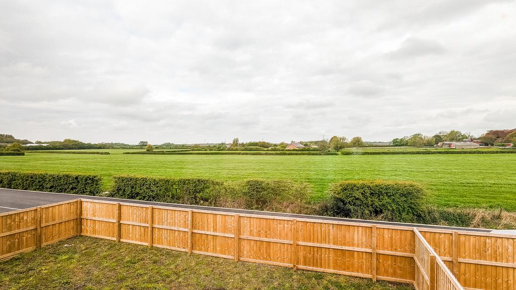 8 The Chaltons, Freckleton, Lancs PR4... 5 bed semidetached house for