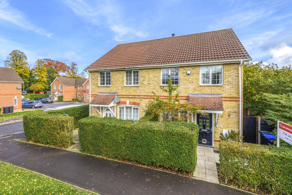 Barton Close, Knaphill, Woking, GU21 3 bed semidetached house £485,000