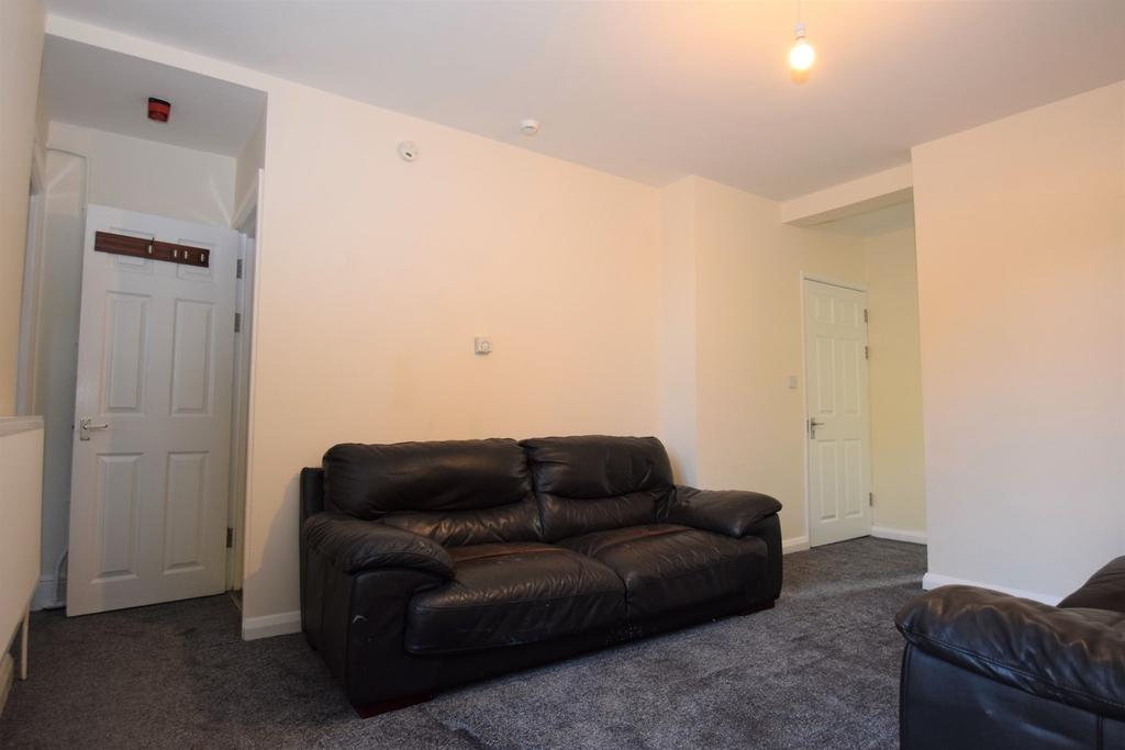 high-street-rainham-gillingham-me8-1-bed-apartment-775-pcm-179-pw