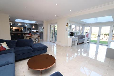 3 Greyfriars, Hutton, Brentwood, CM13 2XB