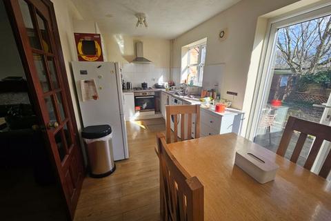 3 bedroom semi-detached house to rent, Winsbury Way, Bristol