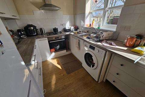 3 bedroom semi-detached house to rent, Winsbury Way, Bristol