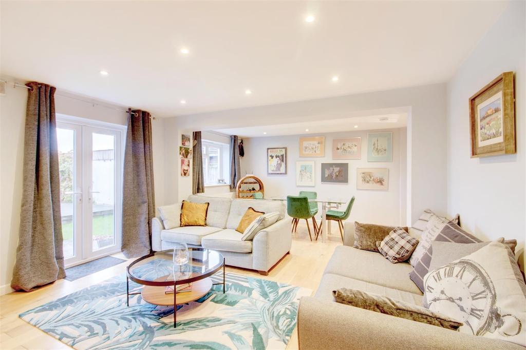 13 White Lion Park, Malmesbury 4 bed detached house £495,000