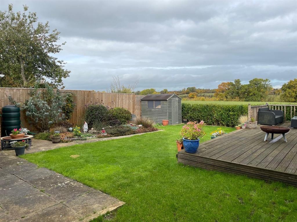 13 White Lion Park, Malmesbury 4 bed detached house £495,000