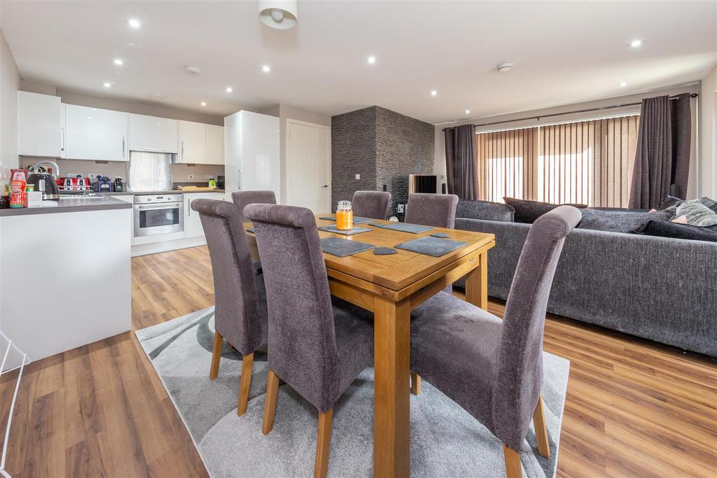 Hampton Place, Richmond Drive, Houghton Regis 2 bed flat for sale £