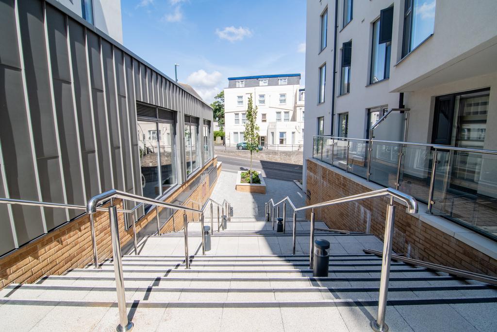 Beacon Road, Bournemouth, 2 bed flat £1,400 pcm (£323 pw)