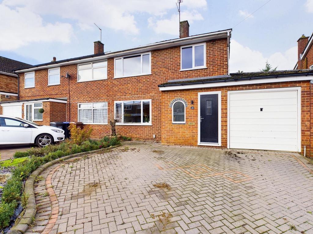 Landcross Drive, Abington Vale, Northampton NN3 3LS 3 bed semidetached