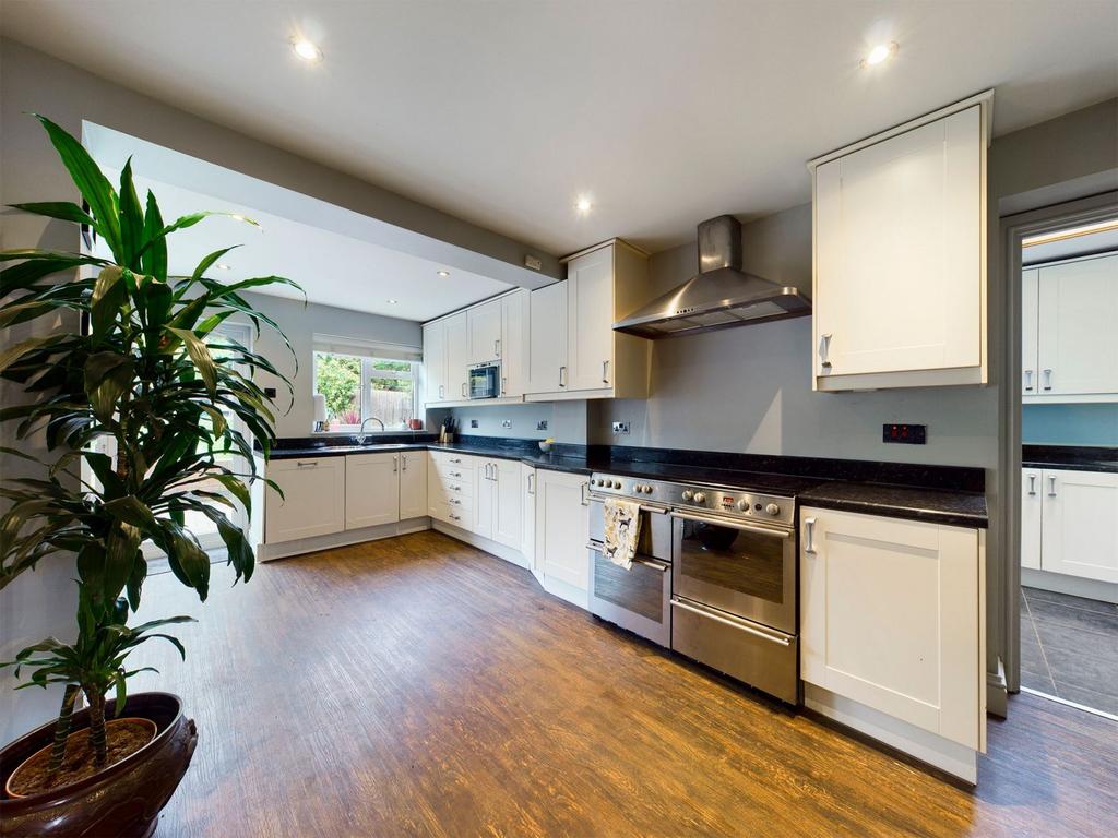Landcross Drive, Abington Vale, Northampton NN3 3LS 3 bed semidetached