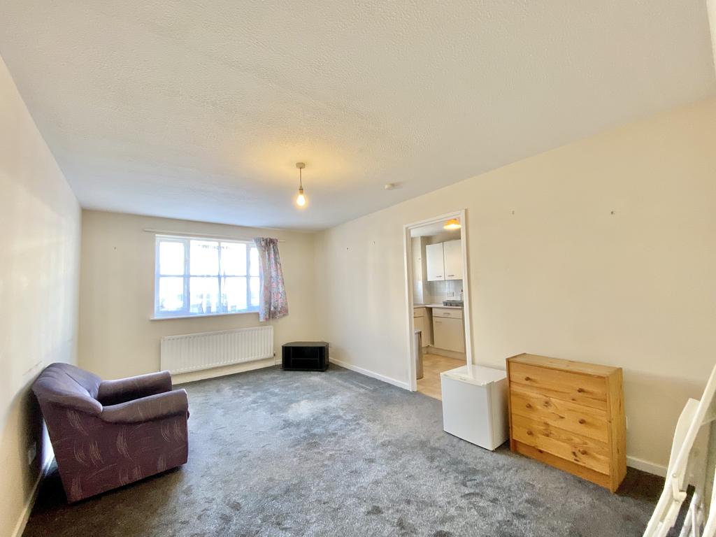 Hutton Grove, London N12 1 bed flat £1,270 pcm (£293 pw)
