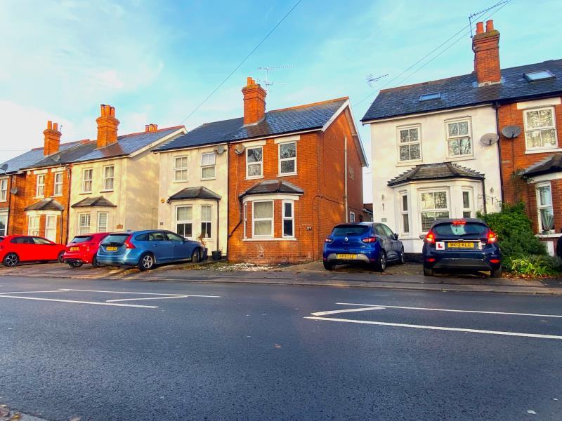 York Town Road, Sandhurst 3 bed semidetached house to rent £1,600