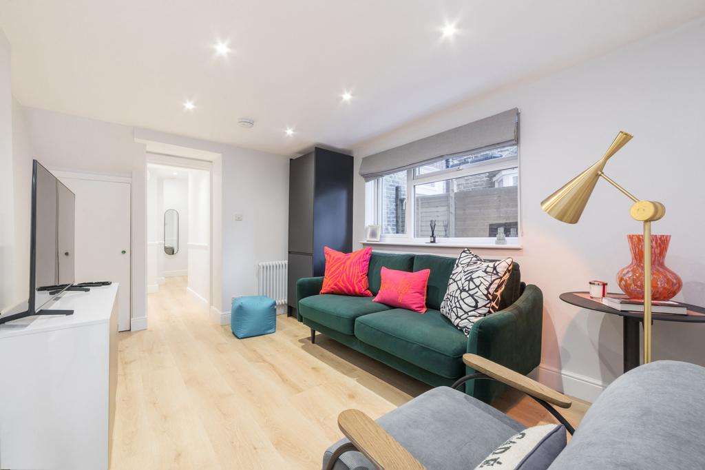 77 Grove Vale, East Dulwich, SE22 2 bed flat £2,200 pcm (£508 pw)