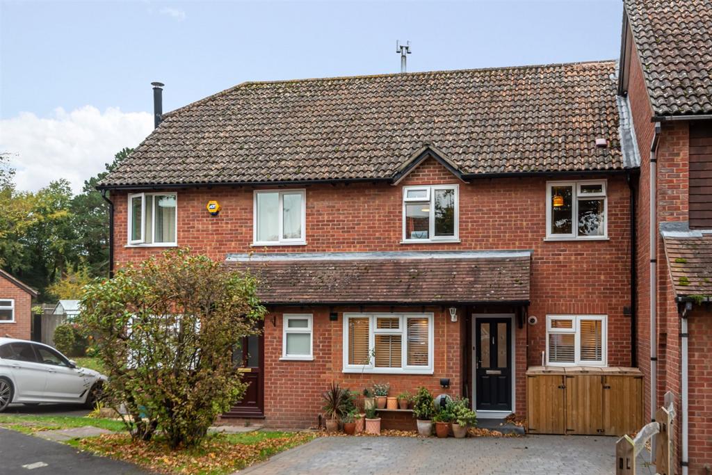 Swan Close, Storrington, RH20 4 bed terraced house - £400,000