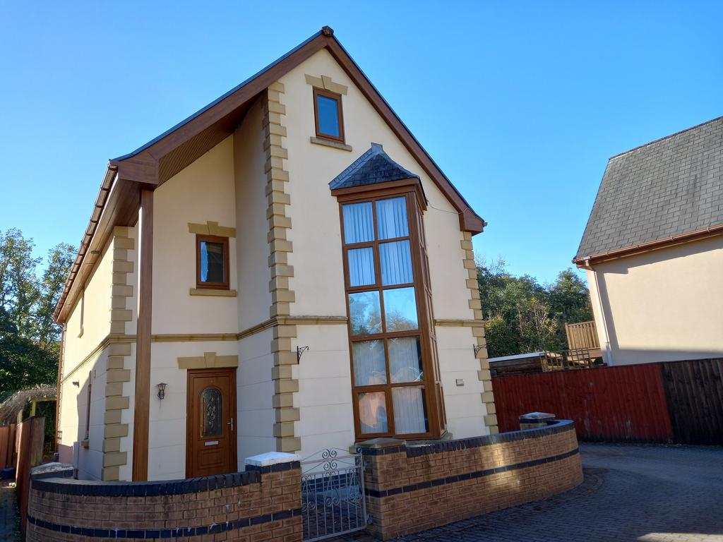 Hafan Close, Ystradgynlais, Swansea. 5 bed detached house for sale £320,000