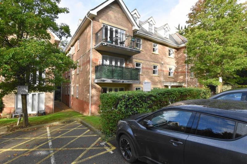 20 Road Bournemouth BH2 6NR 2 bed flat £1,100 pcm (£254 pw)