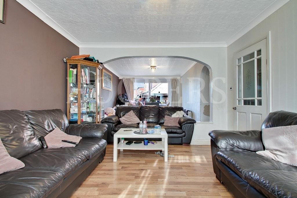 Crest Road, London, NW2 3 bed terraced house for sale £650,000