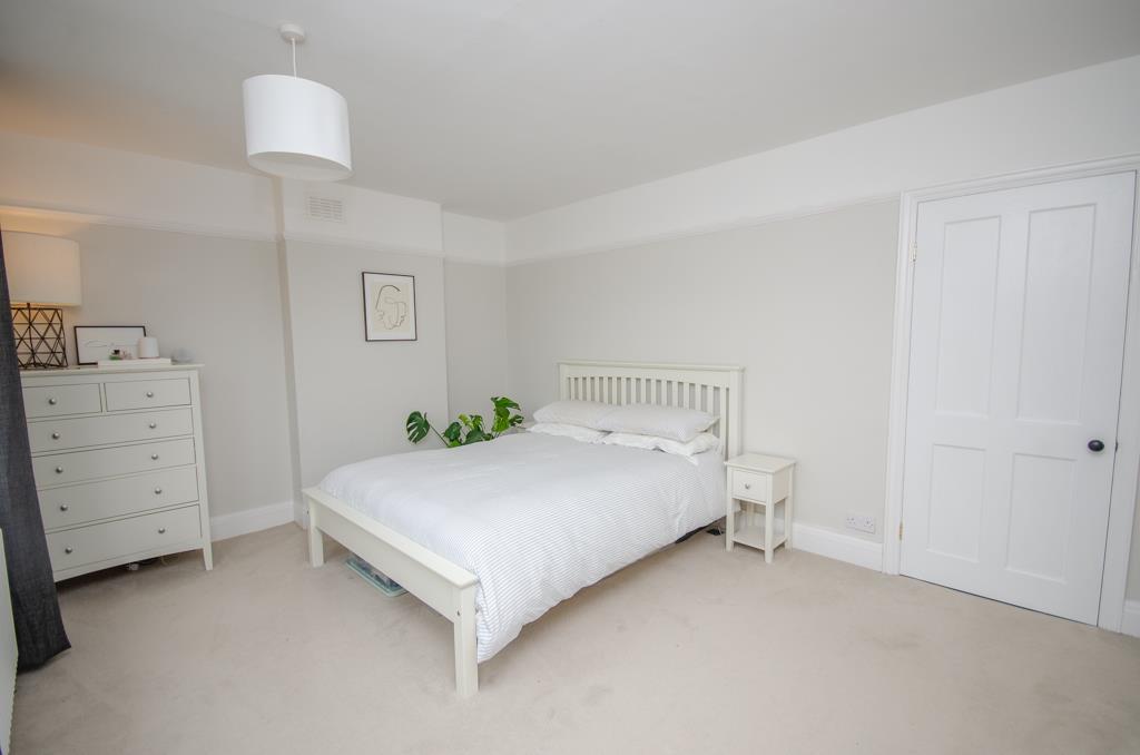 Bedroom 1 pic 2.jpg