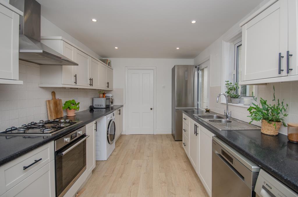 Kitchen pic 2.jpg