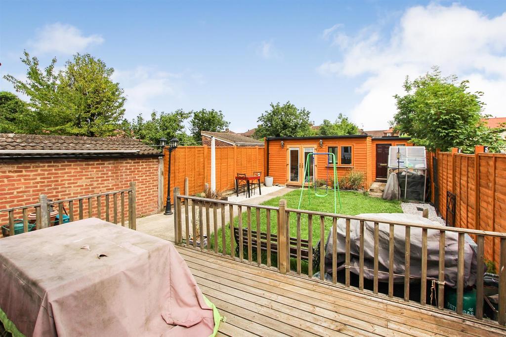 Bicester Road, Aylesbury, HP19 9BD 3 bed semidetached house £365,000