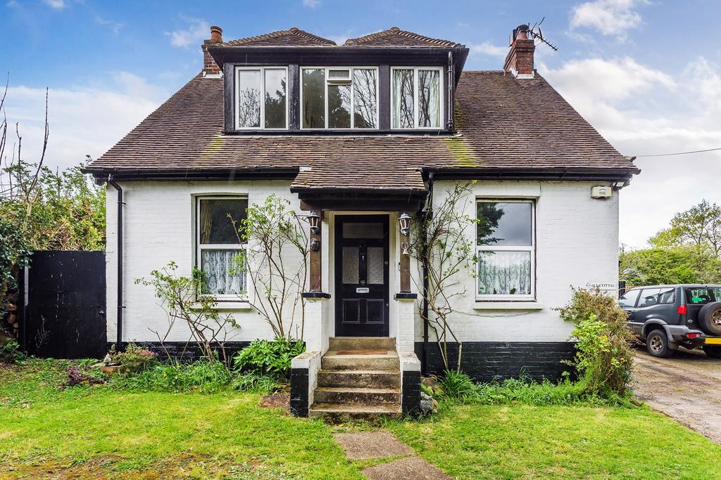 Barnfield Road, Tatsfield, Westerham, TN16 3 bed detached house for