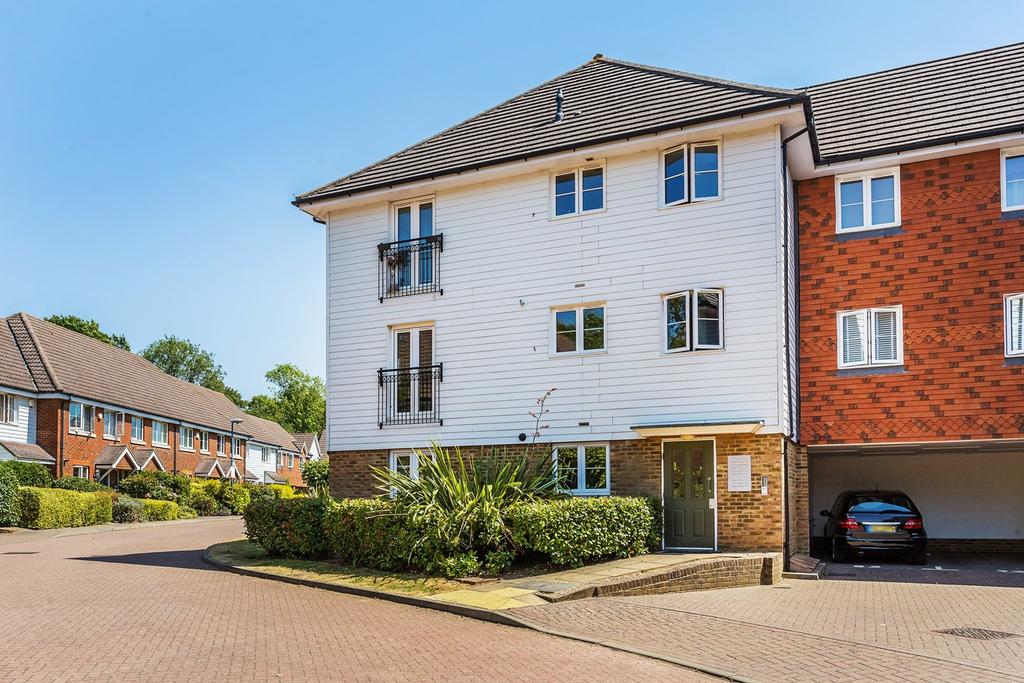 Albion Way, Edenbridge, TN8 2 bed apartment £275,000