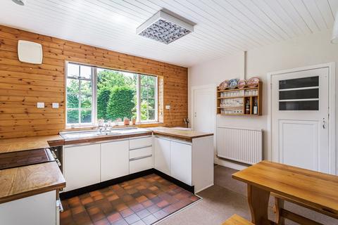13 Peter Avenue, Oxted, RH8 9LG