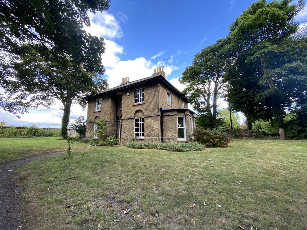 Detached 4 Bedroom Period House   To Let