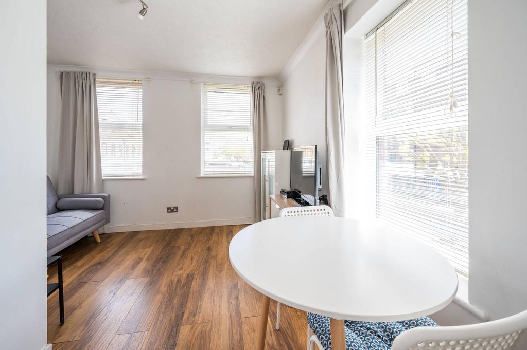 Malmesbury Road, Bow, London, E3 2 bed house £3,500 pcm (£808 pw)
