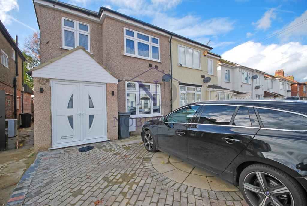 3 bedroom semi detched house in hounslow
