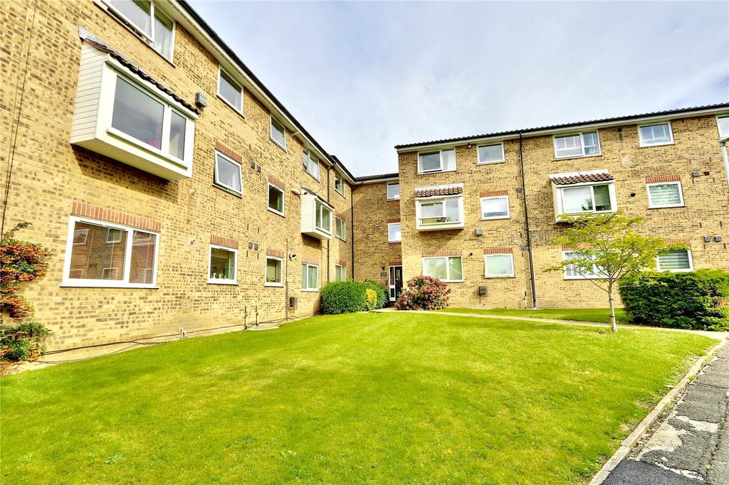 Aylsham Drive, Ickenham, UB10 1 bed apartment £1,100 pcm (£254 pw)