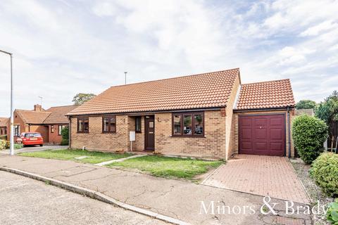 3 bedroom detached bungalow for sale - Fir Tree Close, Brundall