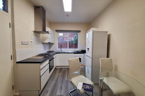 3 bedroom terraced house to rent, Haydn Avenue, Rusholme, Manchester, M14