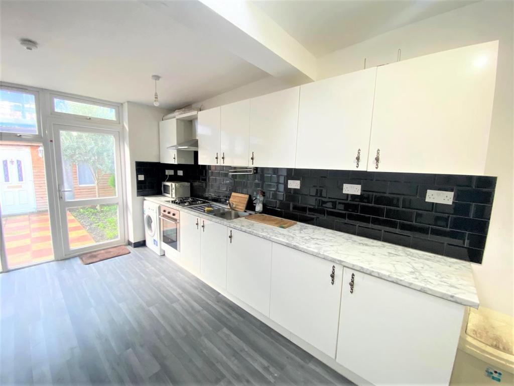 Sheppey Road, Dagenham RM9 4LH 5 bed house £1,900 pcm (£438 pw)