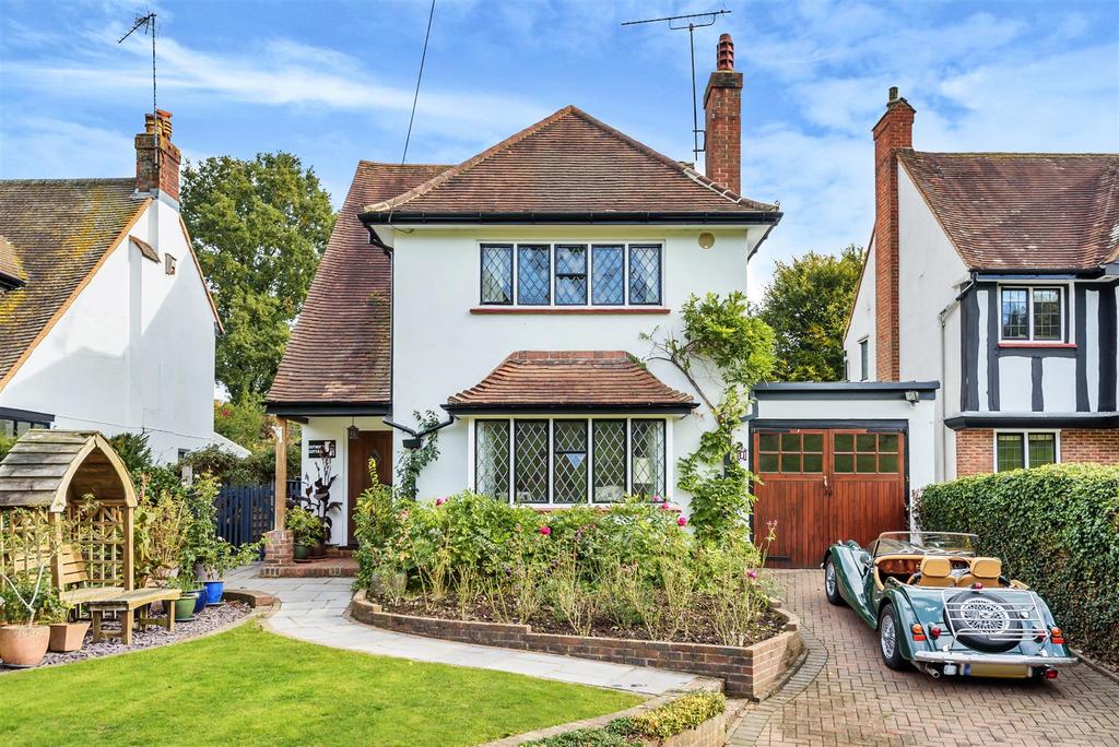 Outwood Lane, Chipstead 3 bed detached house for sale £915,000