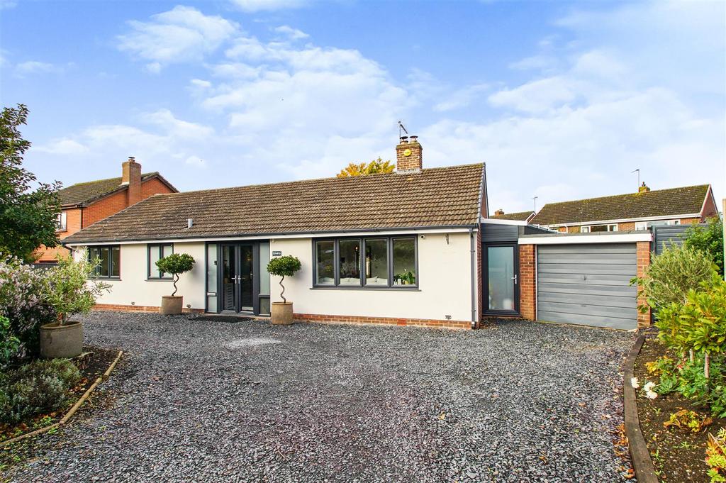 Banbury Road, Pillerton Priors, Warwick 3 bed detached bungalow for
