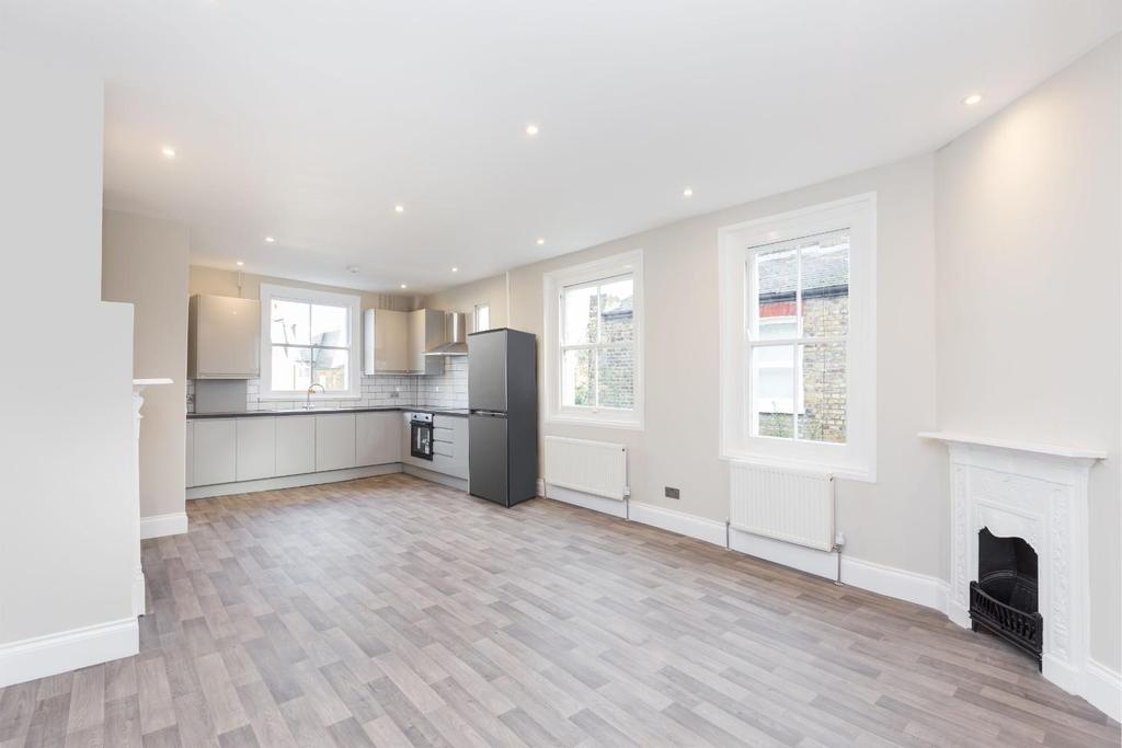 Kenyon Street, London 3 bed flat £2,500 pcm (£577 pw)