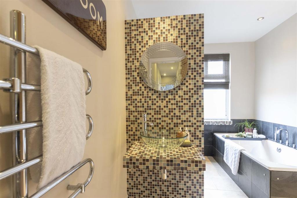 BATHROOM SUITE &amp; SHOWER