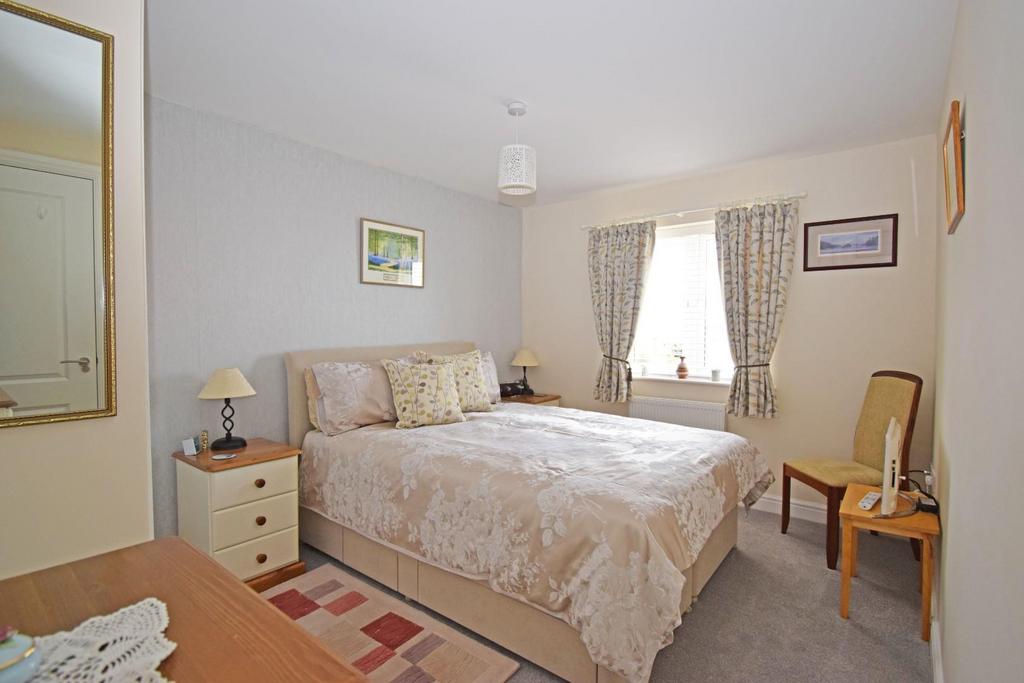 7 Centenary Way, bed 1.jpg