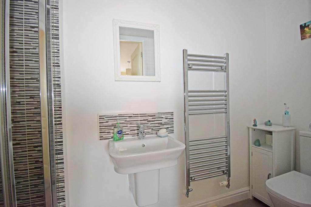 7 Centenary Way, bed 1 en suite.jpg