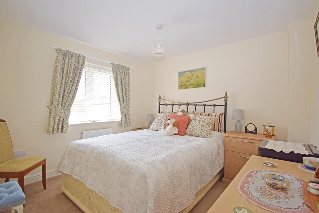 7 Centenary Way, bed 2.jpg