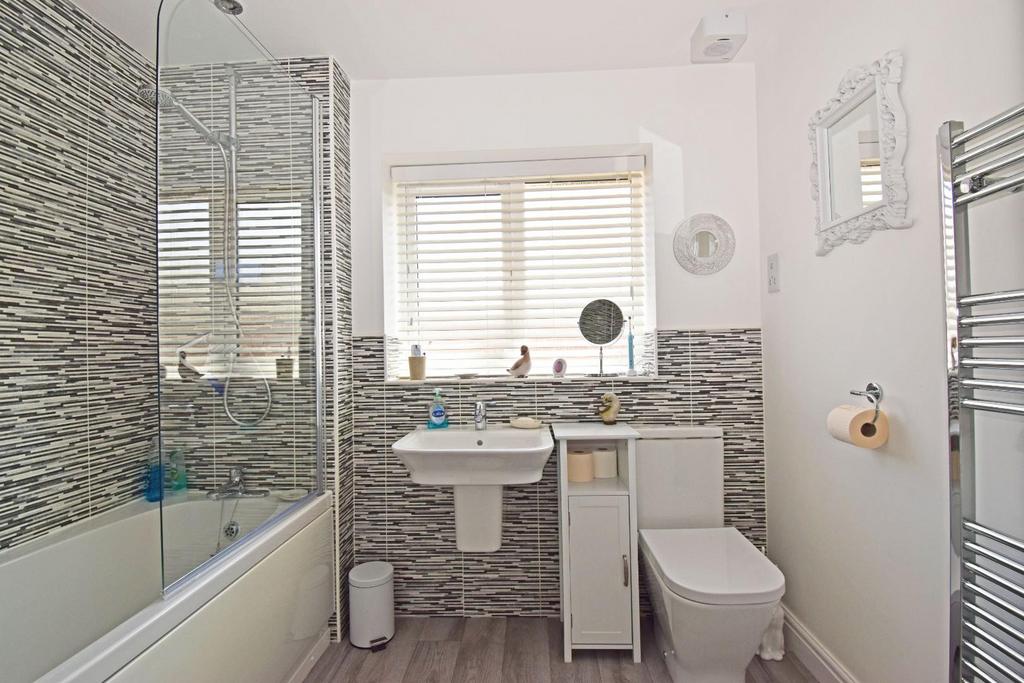 7 Centenary Way, bathroom.jpg