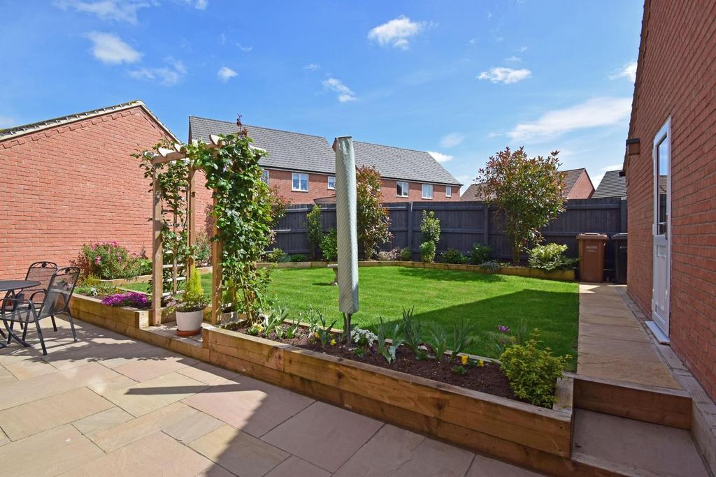 7 Centenary Way, garden 1.jpg